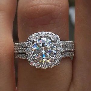Exquisite Ladies 2.50ctw Halo Bridal Diamond Ring, 18K White Gold